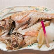 北陸ならではの魚、地元で獲れた「のどぐろ」を塩焼きで。脂のりが良く、旨みがギュッと詰まった素材の良さをご堪能ください。他に、加賀野菜の天ぷらなど、能登の地酒とともにお楽しみください。
