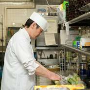 調理スタッフは常に、お客様の喜ぶ顔を思い浮かべて調理にあたっており、一皿一皿に心をこめてつくっています。その料理をホールスタッフが最高の笑顔でお客様の元へ。笑顔のスパイスを加えてご提供いたします。
