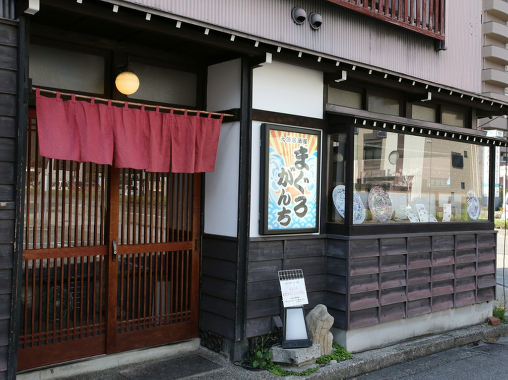 金沢の町家の風情ある店構え。和を基調とした店内で寛いで宴会を