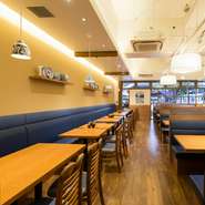 広々としたテーブル席