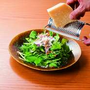 パルミジャーノチーズをお好みの量で削ります。