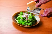 パルミジャーノチーズをお好みの量で削ります。