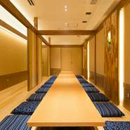 個室最大３０名様まで、、
４名様、または８名様で個室にできます。