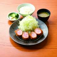 ヒレの中でも厳選した部分を贅沢に厚切りにしました。
筒状に揚げられたヒレカツは、切ると肉汁が・・・。