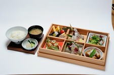 【ランチタイム限定】揚げ物はもちろん、サラダ、お刺身、煮物等その日の仕入れ状況に応じた特製御膳。
