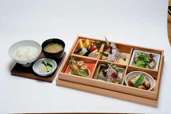 【ランチタイム限定】揚げ物はもちろん、サラダ、お刺身、煮物等その日の仕入れ状況に応じた特製御膳。
