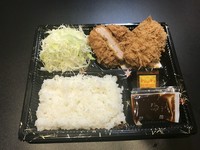 ヒレカツ120ｇ、ご飯、キャベツ、ソース、からしが付きます。
※写真はランチヒレメンチカツ弁当です。