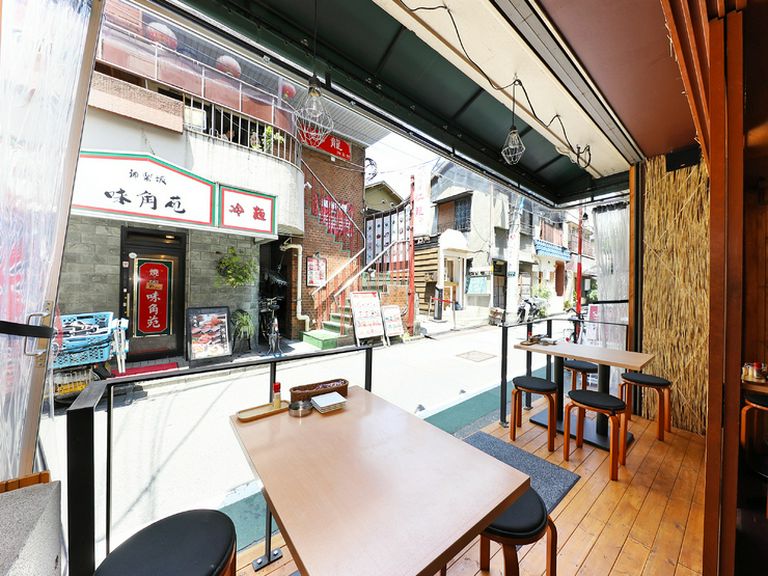 テラス席で夜風にあたりながらの大人デート