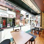 お店の入り口前に広がるテラス席で、心地良い風を感じながら、ゆったりとしたデートを楽しんでみてはいかがでしょうか。飯田橋駅から徒歩3分なので、電車の時間までのんびりと二人の世界に浸れます。