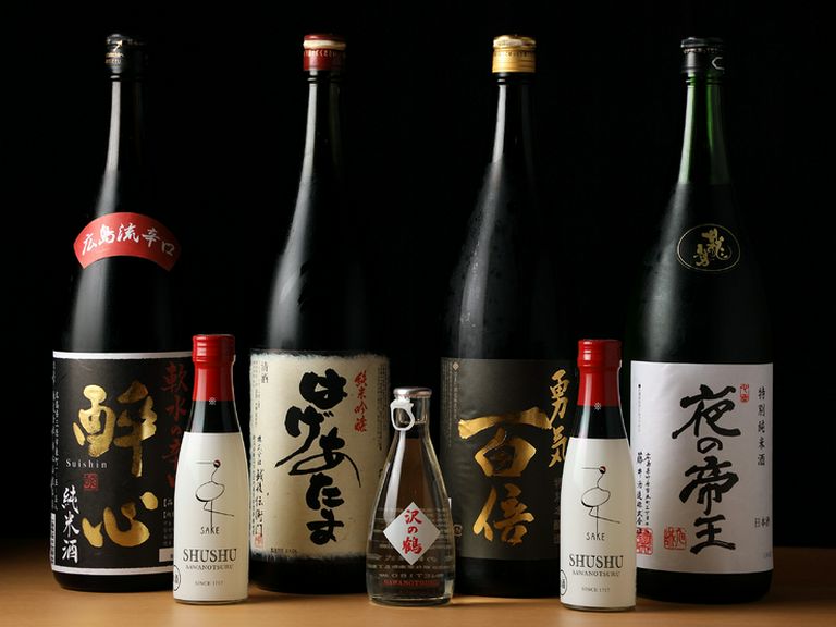 日本全国から選りすぐりの日本酒が多彩にラインナップ