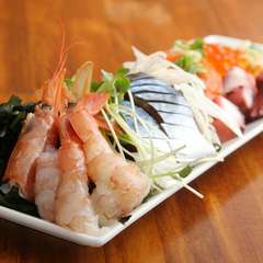 その日仕入れた新鮮な魚を、見た目も美しく盛り合わせた『お刺身3点盛り』