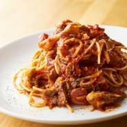 料理人がその日の食材や気分に合わせて、思いのままに仕上げるパスタは、毎回異なる魅力を持っています。一口食べればその日のおいしさが広がる、まさにその瞬間のためにつくられた一品です。
※画像は一例です。