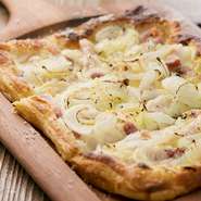 『タルトフランベ』はフランス・アルザス地方の郷土料理で、パイ生地にチーズを塗って具材を乗せた、ピザより軽い食感の料理です。allantではそんな本場の味はもちろんオリジナルタルトフランベもたくさんあります。