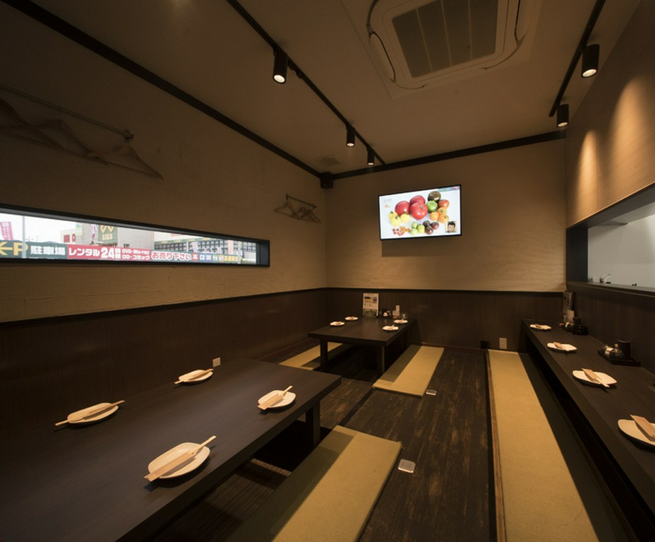 各フロアに大型モニターを完備！