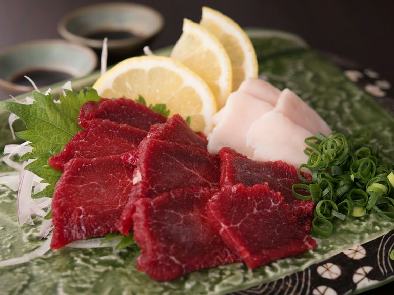 赤身と脂身の味わいが濃厚な『赤身刺し・たてがみ』