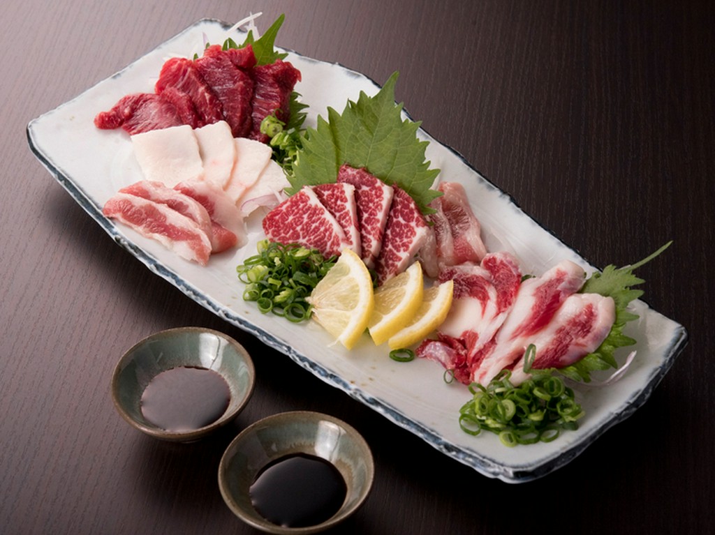 鮮度抜群な名物の『馬刺し盛り』