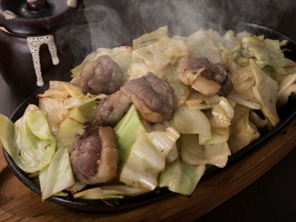 アツアツの鉄板で馬サガリを堪能できる『馬鉄板』