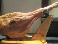 丸々１本豚さんの後ろ足！丁寧に熟成を重ねた生ハムを注文を受けてからスライスします。10g単位での量り売りスタイルですので、食べたい分だけを気軽に、お好みのワインと合わせてお楽しみいただけます。