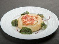 シェフが生み出す天然酵母を使用して焼き上げた『自家製パンの盛り合わせ』