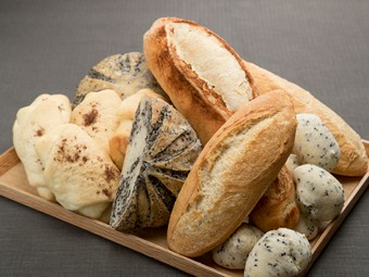 シェフが生み出す天然酵母を使用して焼き上げた『自家製パンの盛り合わせ』