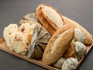 シェフが生み出す天然酵母を使用した『自家製パンの盛り合わせ』