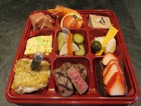 前菜、サラダ、パスタ、メイン（肉・魚）、デザート、自家製パン、スープ　
全１１品
おうちでミニコースを楽しめます。