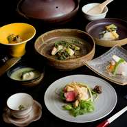 懐石をベースに、自由で独創的なひらめきから紡ぐ8～9品をコースでご提供。初めて食べる食材や料理もお目見えし、一皿ごとのワクワク感とおいしさは感動の連続です。写真は、ある日のコースの一例。