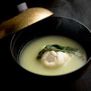 旬の味わいと香りを重ね、食感にもこだわったお椀物。春の一例はハマグリが主役。ハマグリを一番出汁で煮てペースト状にし、葛豆腐を包んだしんじょうに。春キャベツの甘みを活かした、すり流しによく合います。