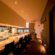 “食”はそれを味わう空気感も大切。手間ひまかけて仕上げた日本料理を肩肘はらずに楽しめるよう、店内はカジュアルな雰囲気に。「こんな料理、初めて食べた」と言っていただくような、独創性も大事にしています。