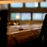 店主が選りすぐった、旨い日本酒と焼酎が揃います。旬の食材で織りなす和のコース料理は品数が多く、忙しい時を忘れてゆったりと楽しめるもの。料理とお酒とのペアリングを楽しみながら、ゆっくり憩えます。