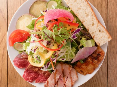 『ごちそうサラダ』はお肉が3種類乗った贅沢な一品