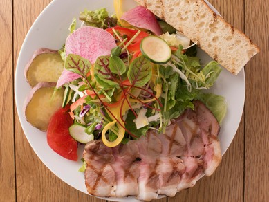 豚ロースの低温グリルがクセになる『カフェドポークサラダ』