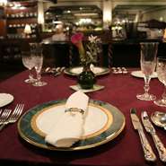 ヨーロッパの古城のような内装の店内で本格的なフランス料理を。記念日にふさわしい特別な時間をお過ごしいただけます。