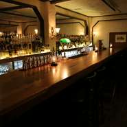 山陰随一の8メートルのロングカウンターで、バーテンダーのチョイスしたカクテルやウイスキーを楽しめます。