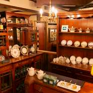 お店のコンセプトは、
「心ある大人に心地よいひとときを。」
ワンフロアの店内にゆったりとした時間が流れている。大切な時間を過ごすのにぴったりなお店です。