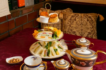 前菜、軽食、デザート、焼き菓子が楽しめる、大人のためのアフタヌーンティーセット。