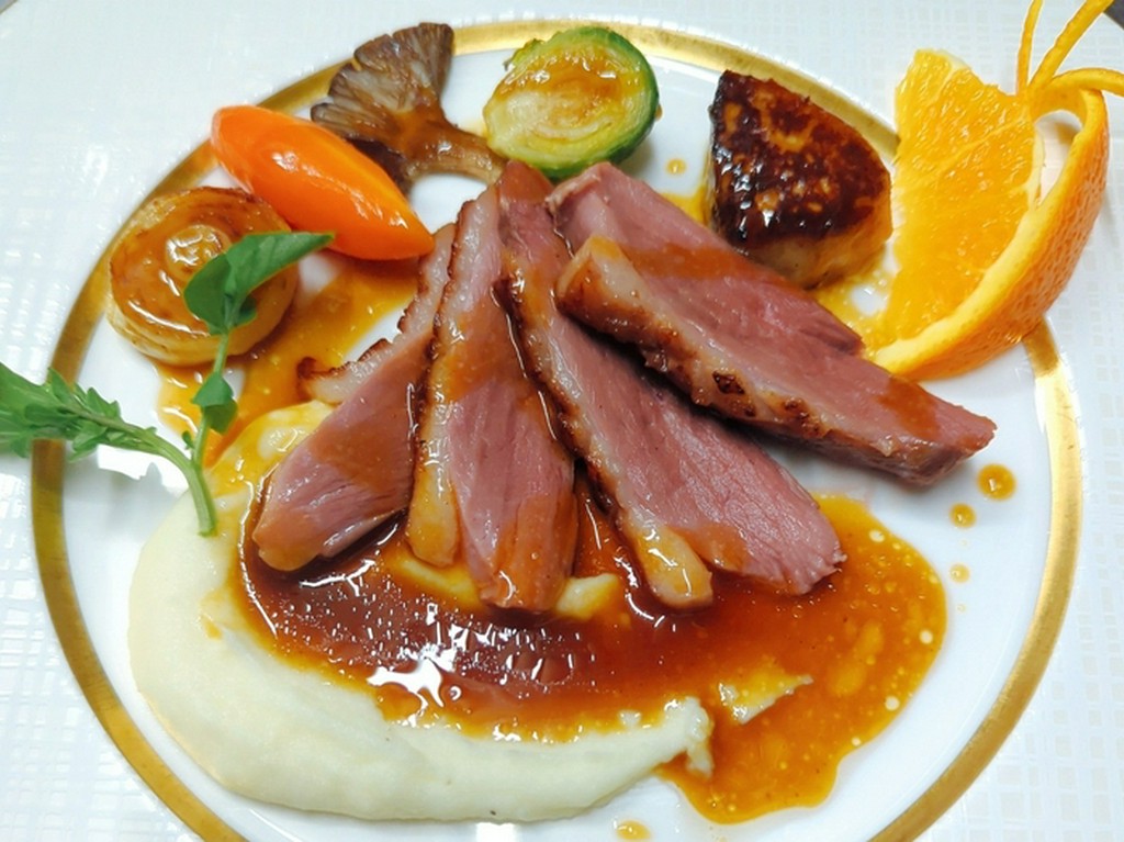 クラシックな雰囲気の店内でゆっくりとお話をしながら山陰の食材をふんだんに使用したコースを楽しめます。