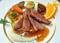 クラシックな雰囲気の店内でゆっくりとお話をしながら山陰の食材をふんだんに使用したコースを楽しめます。