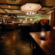 8Mの長いカウンターと円形カウンターの全国的にも珍しい店内