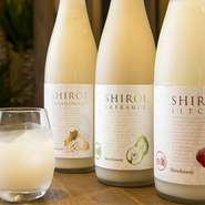 おしゃれな店内や、落ち着ける席はデートにも最適です。甘さが魅力の白い果実のお酒も3種類あり、女性に人気です。飲み方はソーダまたはロックがおすすめです。