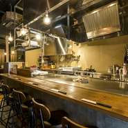 臨場感あふれる調理風景も楽しめるカウンター席