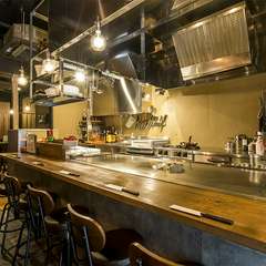 臨場感あふれる調理風景も楽しめるカウンター席