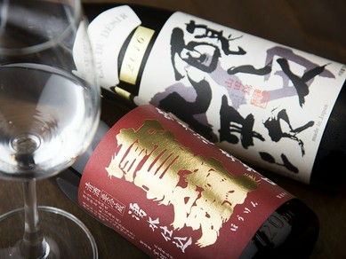 ワイングラスで提供するこだわりの日本酒。厳選のワインも