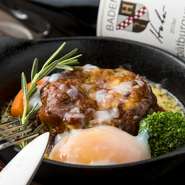 大きなスチームオーブンで水分を逃がさずにじっくりと焼き上げるハンバーグ。ナイフを入れた瞬間に肉汁が出てくるジューシーさで、旨味もしっかりと閉じ込められています。自家製のデミグラスソースで味わいます。