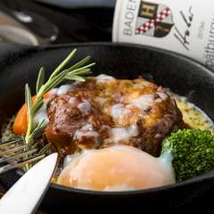 旨味と肉汁を閉じ込めて焼き上げる『ハンバーグステーキ』