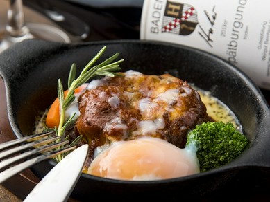 旨味と肉汁を閉じ込めて焼き上げる『ハンバーグステーキ』