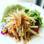 ヘルシーなダイエット料理として女性に大人気！タイでよく食べられている青パパイヤを使ったサラダです。
