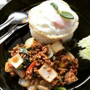 タイ料理人気検索1位の料理がコチラ！見た目も華やかさはワンプレートでお腹も心も満足させてくれます。