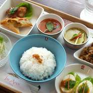 カレー2種、タイ風から揚げ、揚げ春巻き、サラダ、ガパオ、タイ風揚げゆで卵、ライスおかわり自由、デザート付。タイ料理初心者の方もお好きな方にも満足いただけるタイ料理ランチです。