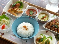 カレー2種、タイ風から揚げ、揚げ春巻き、サラダ、ガパオ、タイ風揚げゆで卵、ライスおかわり自由、デザート付。タイ料理初心者の方もお好きな方にも満足いただけるタイ料理ランチです。